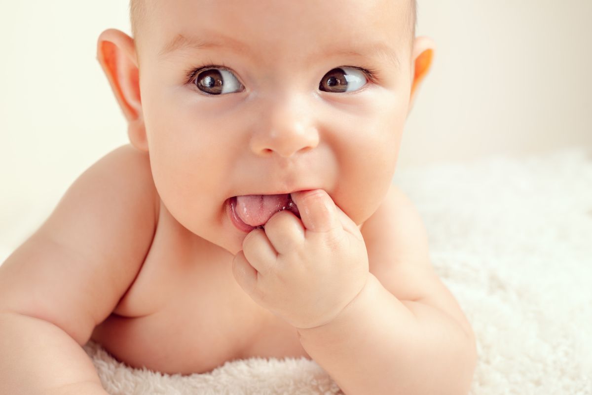 Ból i gorączka podczas ząbkowania – na ratunek maluchowi