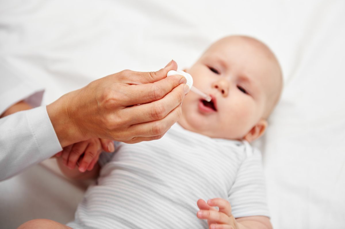 Lek w kroplach czy czopkach – jaka forma jest wygodniejsza w zwalczaniu gorączki u niemowląt?