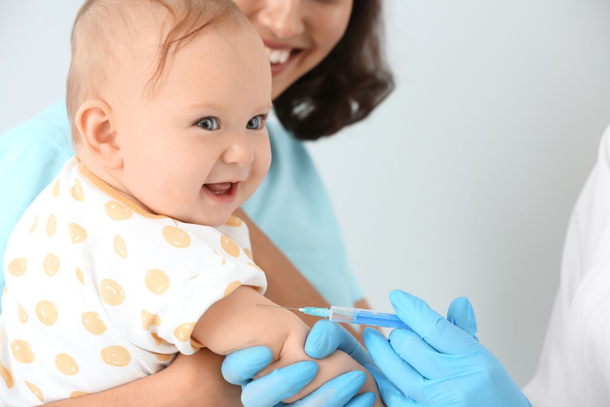 Szczepienia w pierwszym roku życia – poradnik dla rodzica