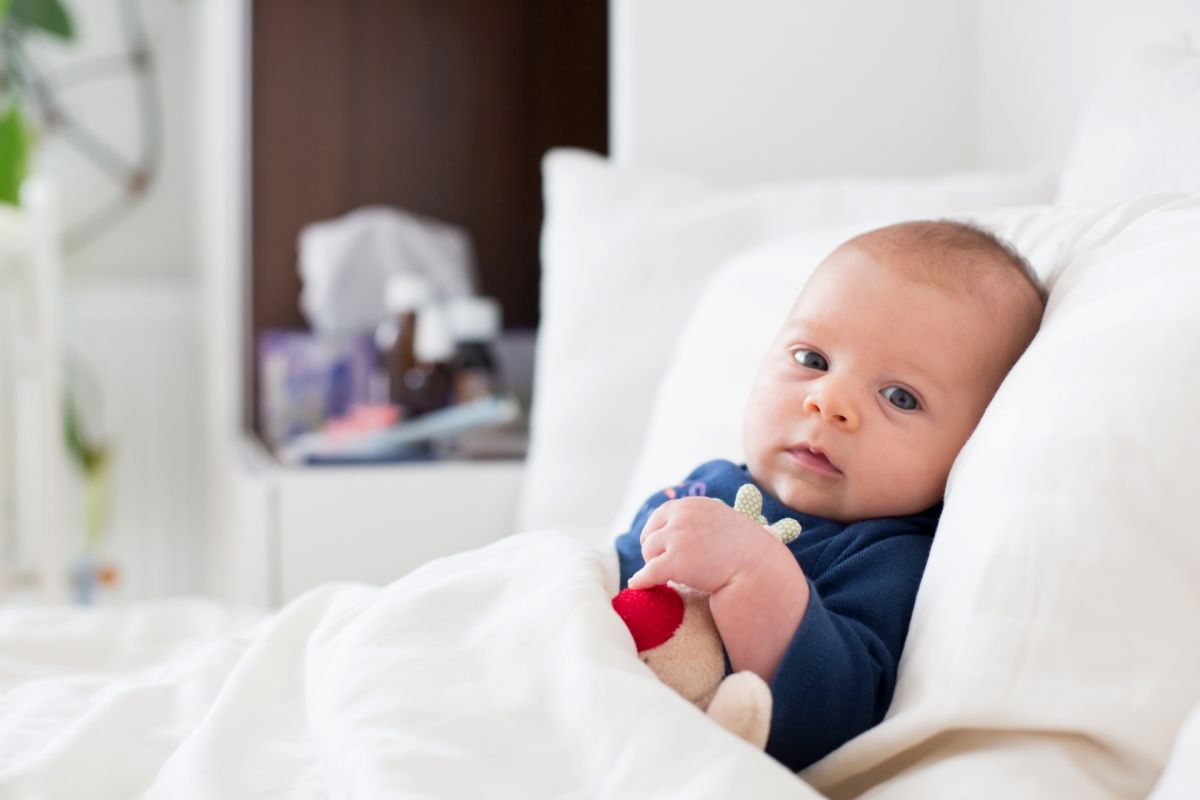 dlaczego niemowlak ma często gorączkę